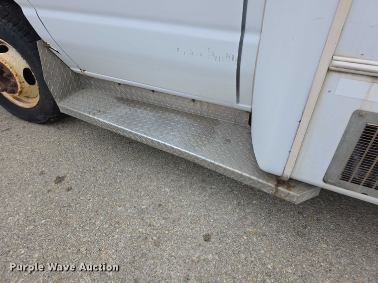 image for item FI0902 2011 Ford E350 Super Duty shuttle bus