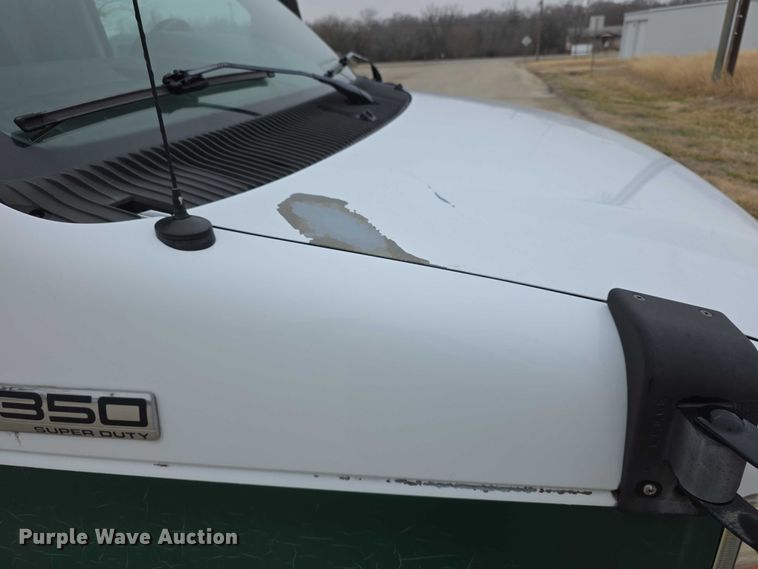 image for item FI0902 2011 Ford E350 Super Duty shuttle bus