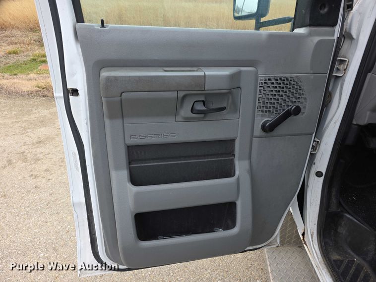 image for item FI0902 2011 Ford E350 Super Duty shuttle bus