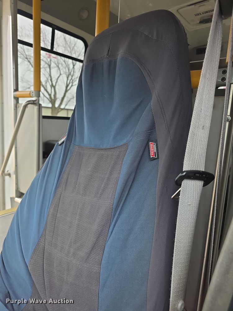 image for item FI0902 2011 Ford E350 Super Duty shuttle bus