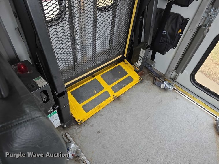 image for item FI0902 2011 Ford E350 Super Duty shuttle bus