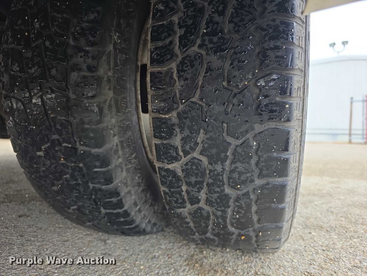 image for item FI0902 2011 Ford E350 Super Duty shuttle bus