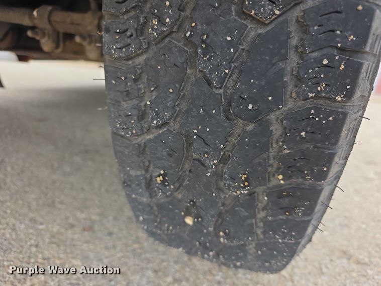 image for item FI0902 2011 Ford E350 Super Duty shuttle bus