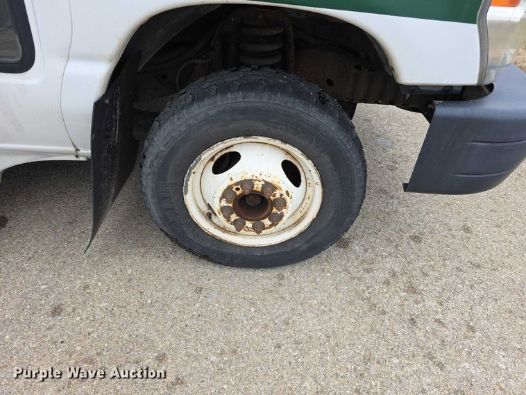 image for item FI0902 2011 Ford E350 Super Duty shuttle bus