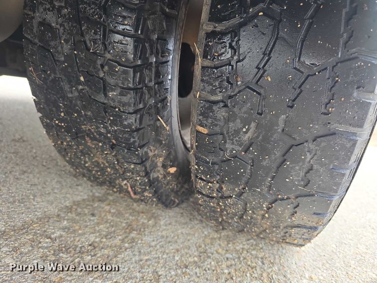 image for item FI0902 2011 Ford E350 Super Duty shuttle bus