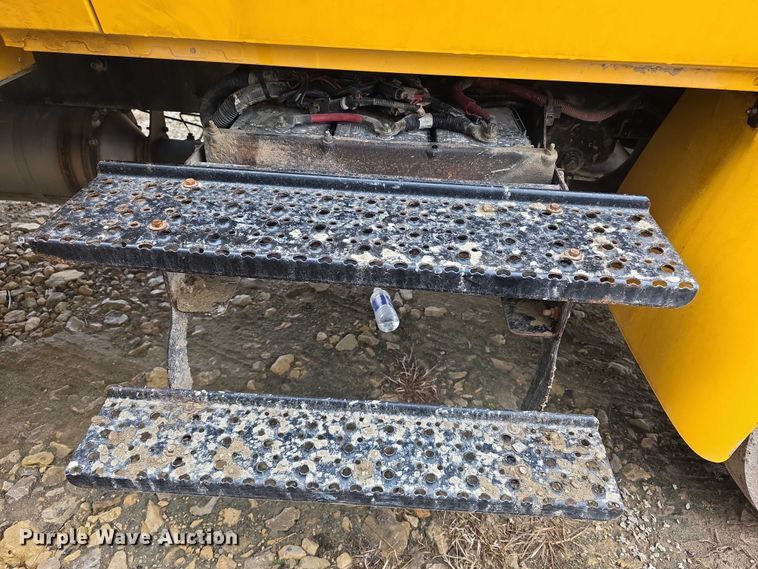 image for item FI0903 2013 International Dura Star 4300 box truck