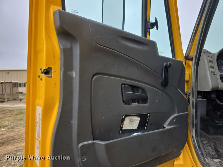 image for item FI0903 2013 International Dura Star 4300 box truck