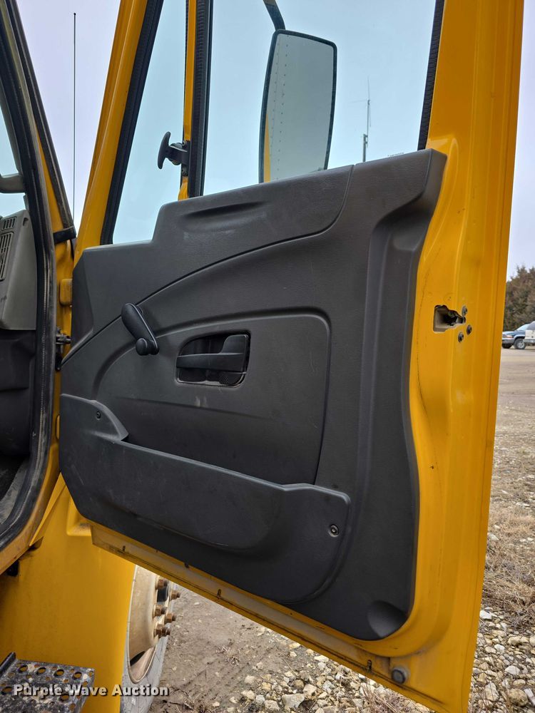 image for item FI0903 2013 International Dura Star 4300 box truck