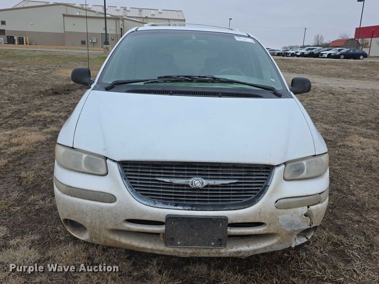 image for item FI0921 1999 Chrysler Town & Country Limited van