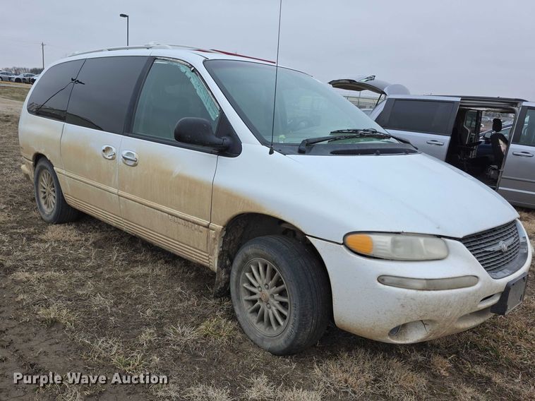 image for item FI0921 1999 Chrysler Town & Country Limited van