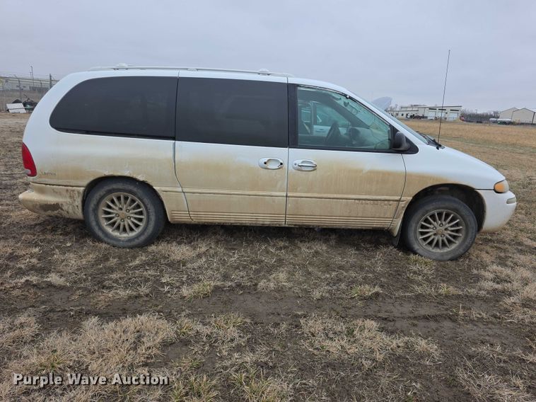 image for item FI0921 1999 Chrysler Town & Country Limited van