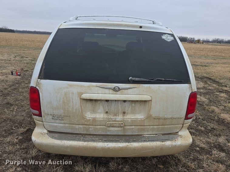 image for item FI0921 1999 Chrysler Town & Country Limited van