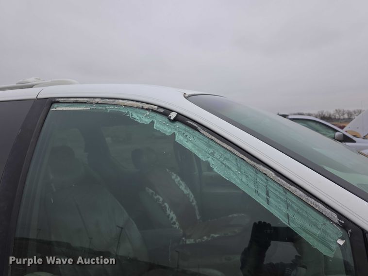 image for item FI0921 1999 Chrysler Town & Country Limited van