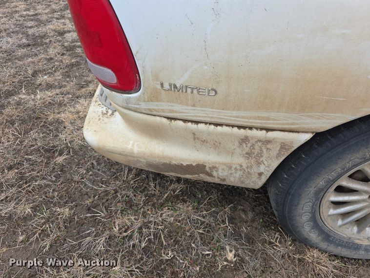 image for item FI0921 1999 Chrysler Town & Country Limited van