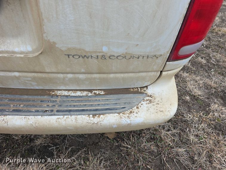 image for item FI0921 1999 Chrysler Town & Country Limited van