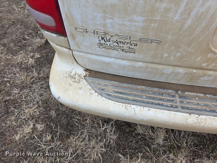 image for item FI0921 1999 Chrysler Town & Country Limited van