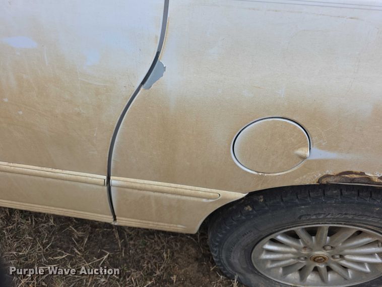 image for item FI0921 1999 Chrysler Town & Country Limited van