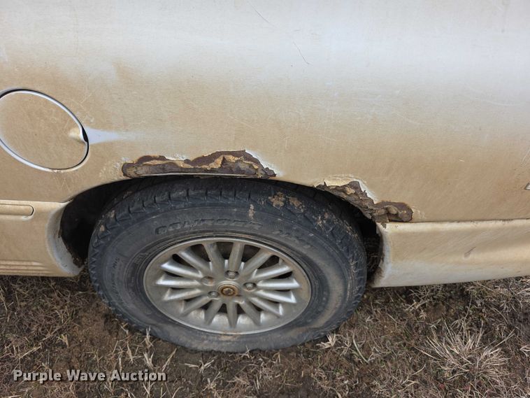 image for item FI0921 1999 Chrysler Town & Country Limited van