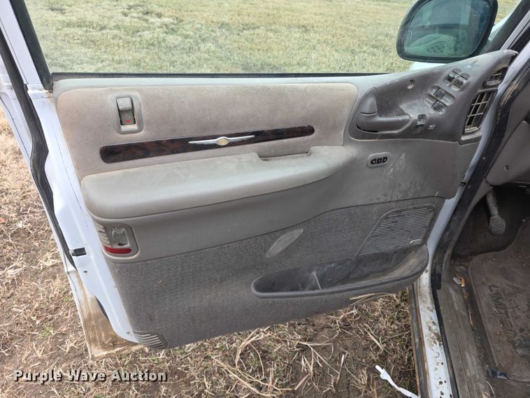 image for item FI0921 1999 Chrysler Town & Country Limited van