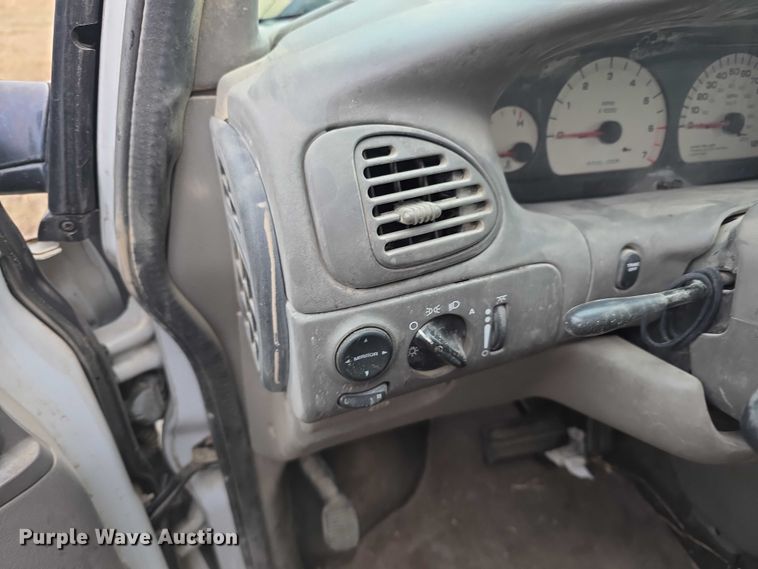 image for item FI0921 1999 Chrysler Town & Country Limited van