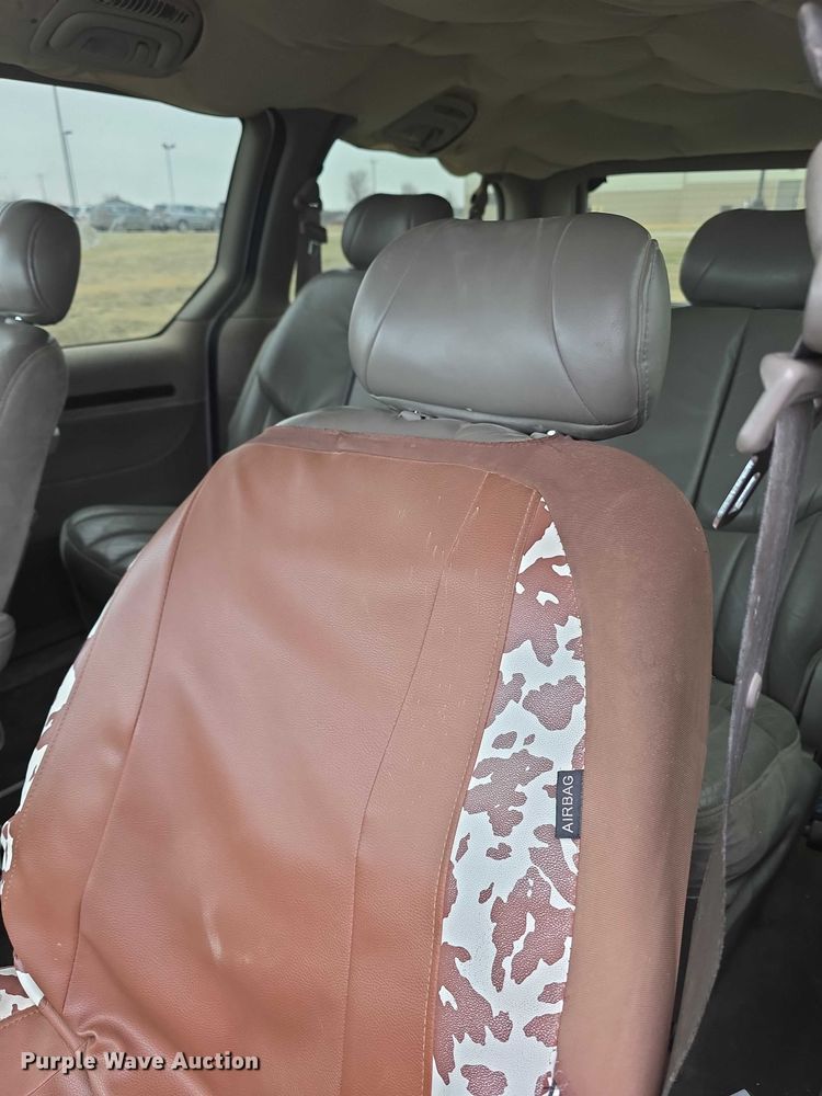 image for item FI0921 1999 Chrysler Town & Country Limited van