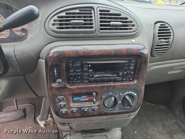 image for item FI0921 1999 Chrysler Town & Country Limited van