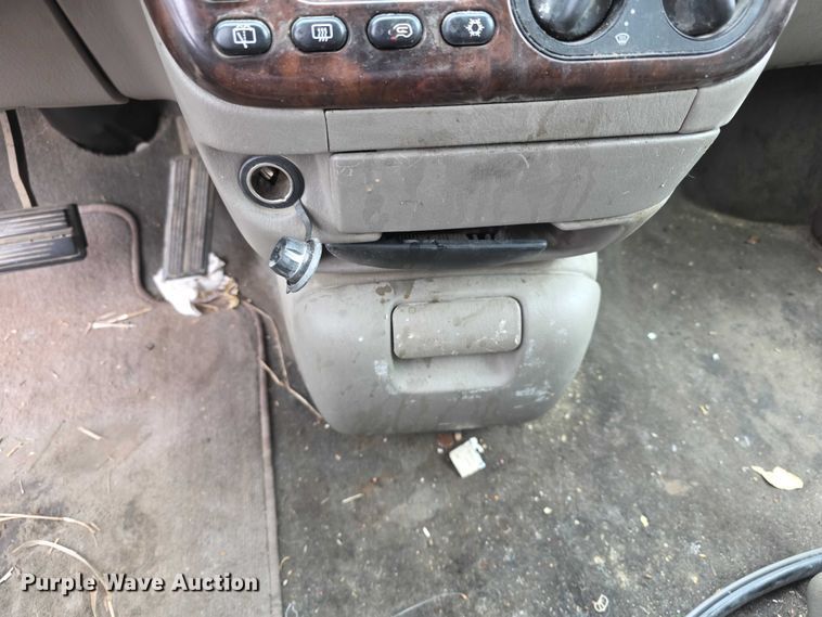 image for item FI0921 1999 Chrysler Town & Country Limited van