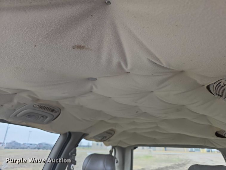 image for item FI0921 1999 Chrysler Town & Country Limited van