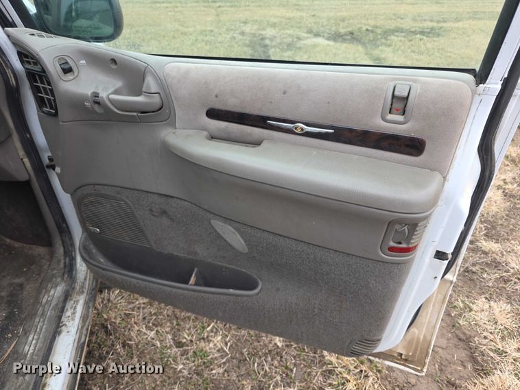 image for item FI0921 1999 Chrysler Town & Country Limited van