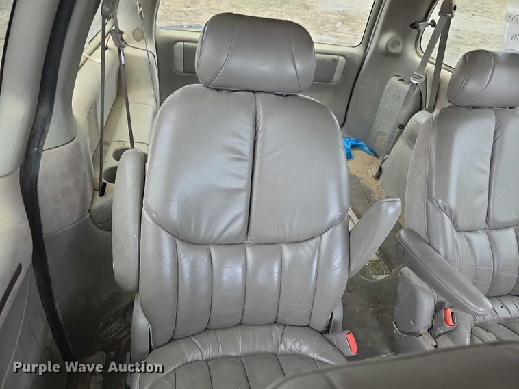 image for item FI0921 1999 Chrysler Town & Country Limited van