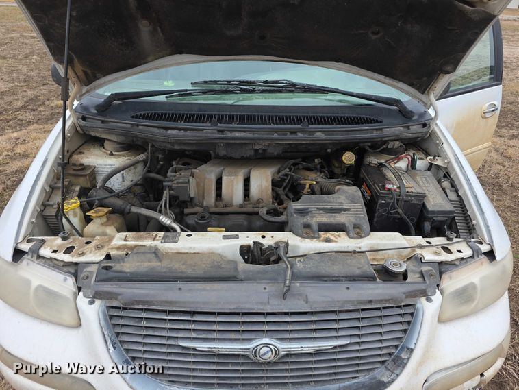 image for item FI0921 1999 Chrysler Town & Country Limited van