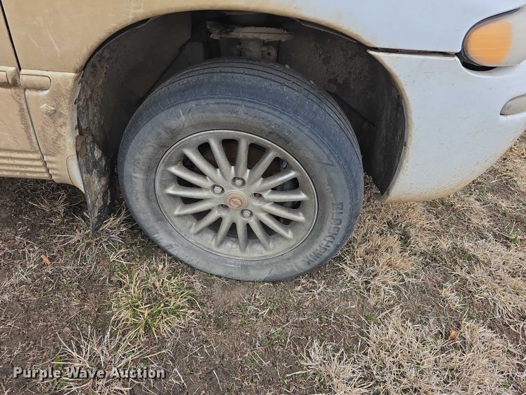 image for item FI0921 1999 Chrysler Town & Country Limited van