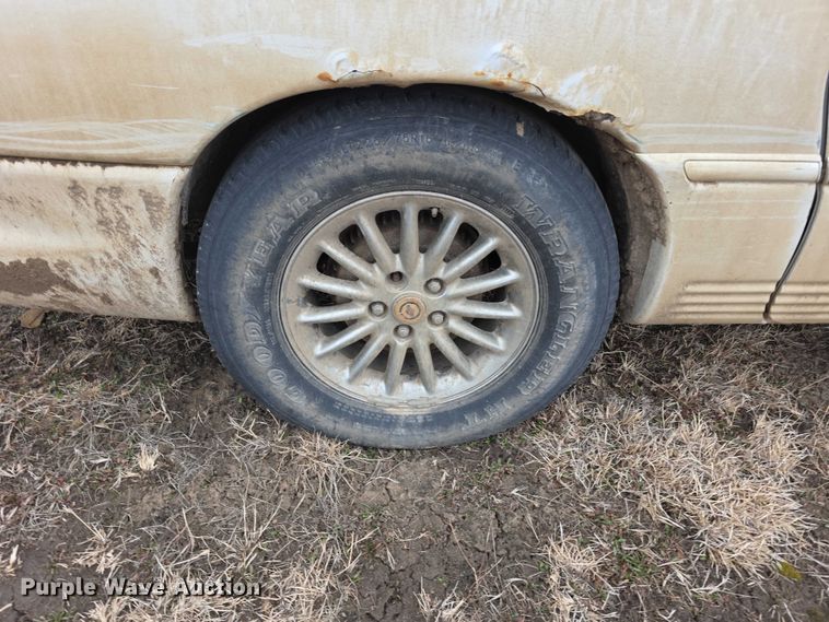 image for item FI0921 1999 Chrysler Town & Country Limited van