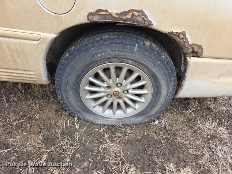 image for item FI0921 1999 Chrysler Town & Country Limited van