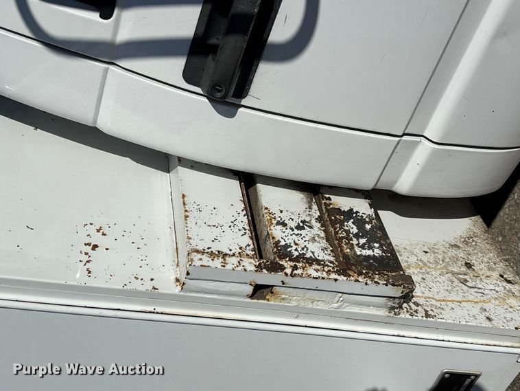 image for item FI0925 1999 Chevrolet 3500HD bucket truck