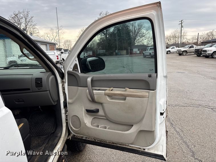 image for item FK1240 2011 Chevrolet Silverado 2500HD Crew Cab pickup truck