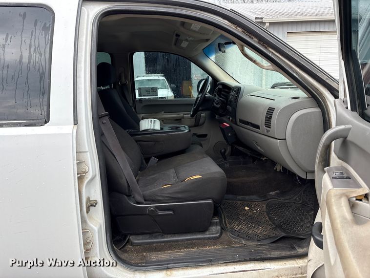 image for item FK1240 2011 Chevrolet Silverado 2500HD Crew Cab pickup truck