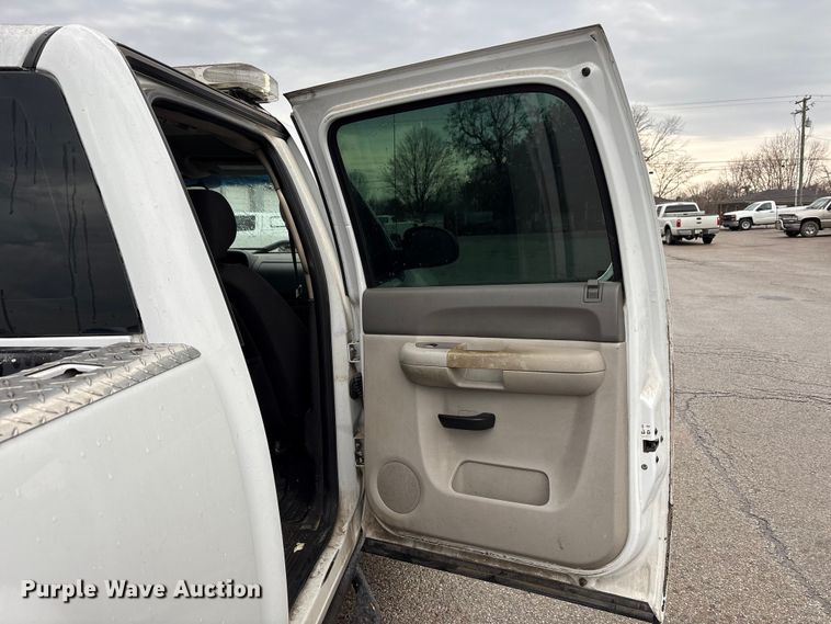 image for item FK1240 2011 Chevrolet Silverado 2500HD Crew Cab pickup truck