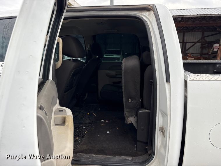 image for item FK1240 2011 Chevrolet Silverado 2500HD Crew Cab pickup truck