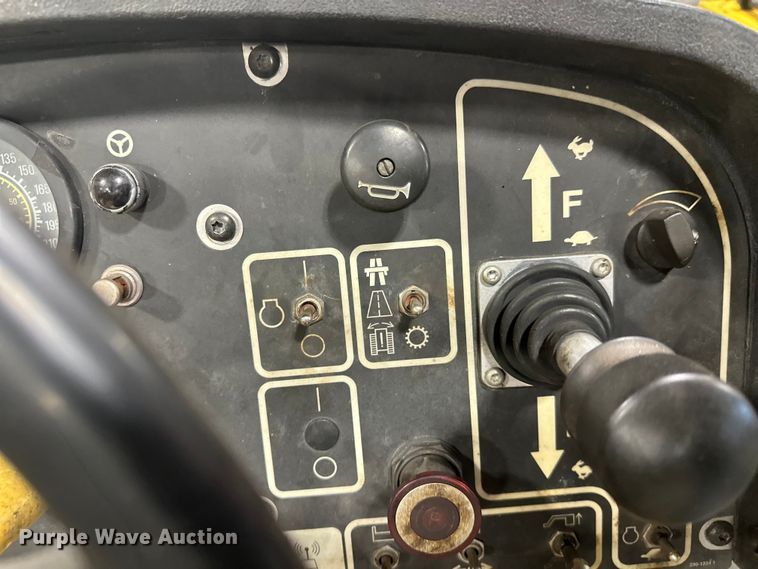 image for item FK1578 2010 Caterpillar AP1055D paver