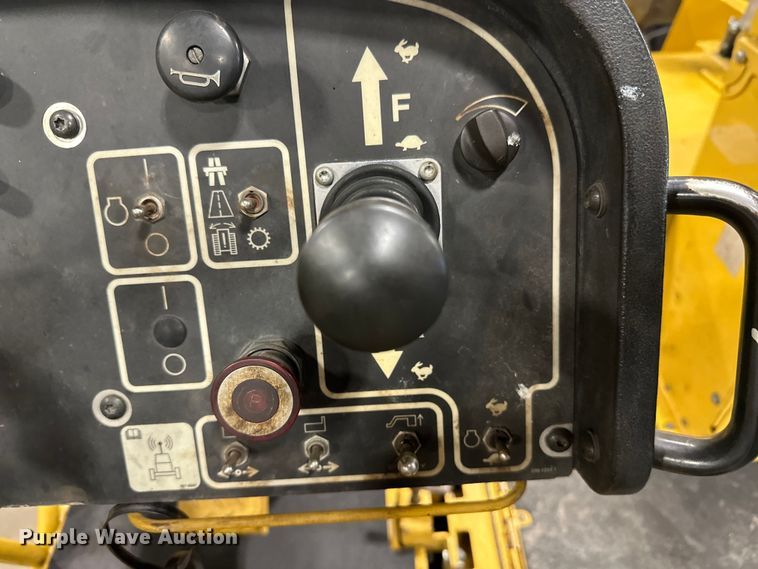 image for item FK1578 2010 Caterpillar AP1055D paver