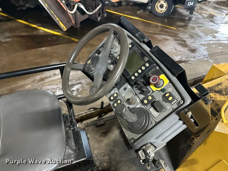 image for item FK1579 2014 Caterpillar AP1000E paver