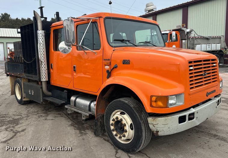 image for item FK1581 2002 International 4700 Low Profile Crew Cab flatbed truck