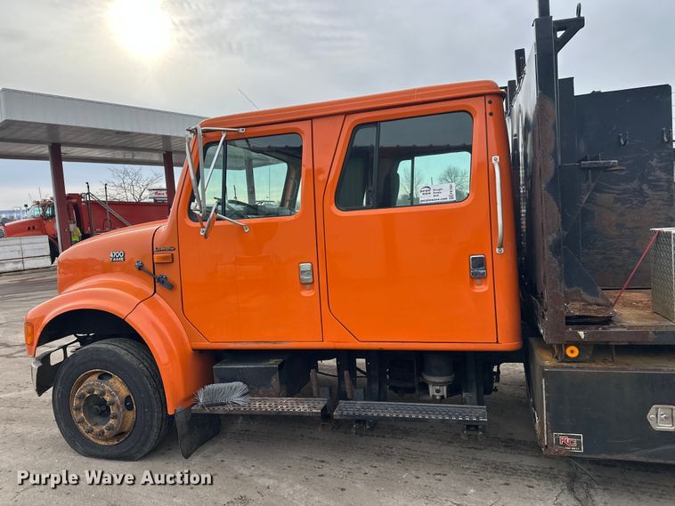 image for item FK1581 2002 International 4700 Low Profile Crew Cab flatbed truck