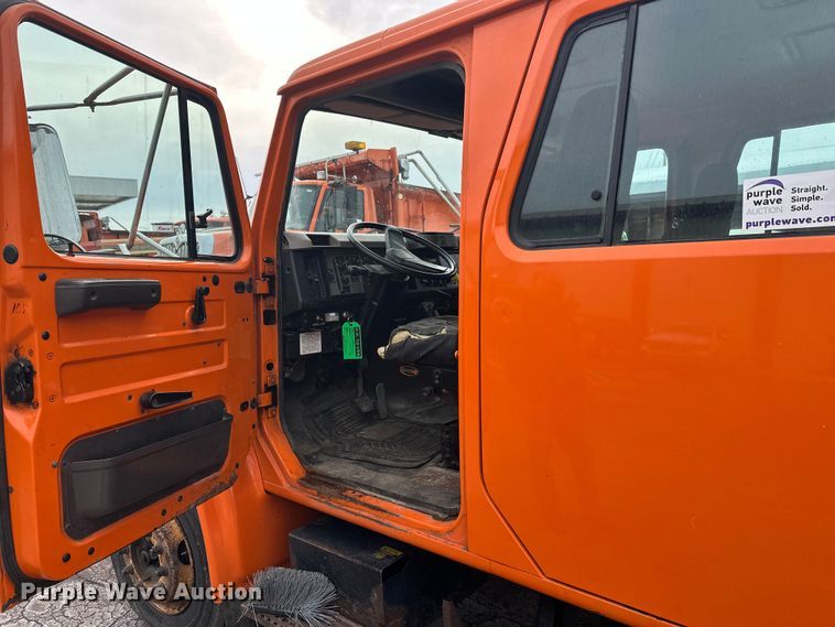 image for item FK1581 2002 International 4700 Low Profile Crew Cab flatbed truck