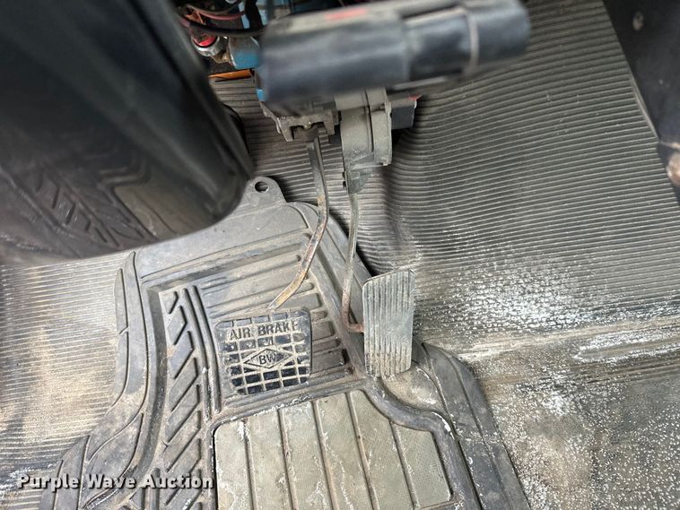 image for item FK1581 2002 International 4700 Low Profile Crew Cab flatbed truck