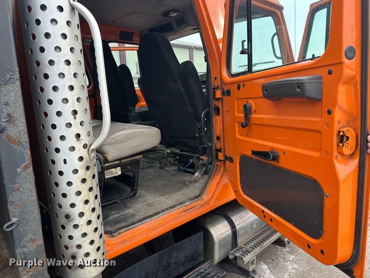 image for item FK1581 2002 International 4700 Low Profile Crew Cab flatbed truck