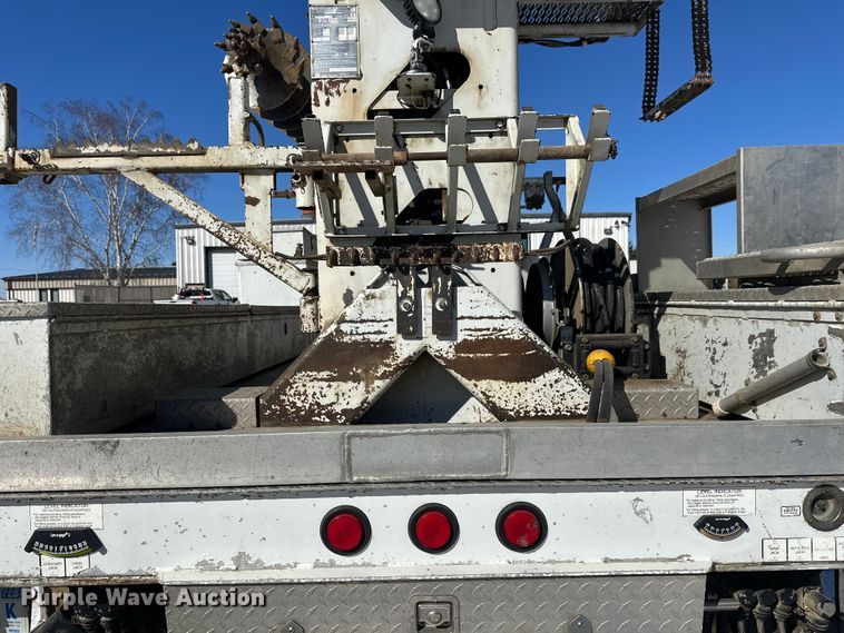 image for item FK1672 2007 Ford F750 digger derrick truck