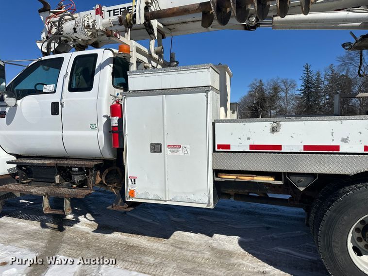 image for item FK1672 2007 Ford F750 digger derrick truck