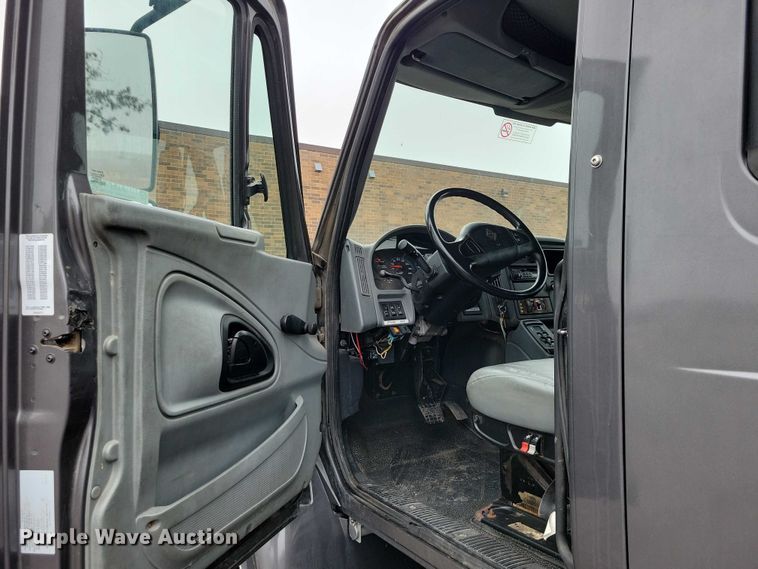 image for item NK9853 2007 International DuraStar 4400 chipper truck